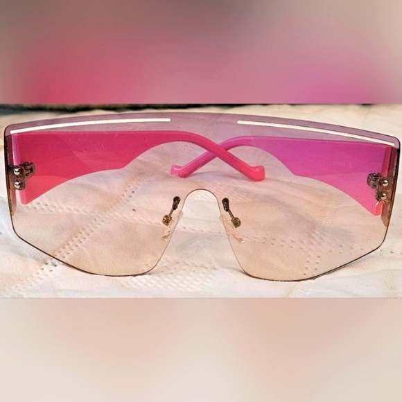 🌟Stylish Oversized Pink Gradient Hot Pink Frame Sunglasses 🌟 - Picture 1 of 6